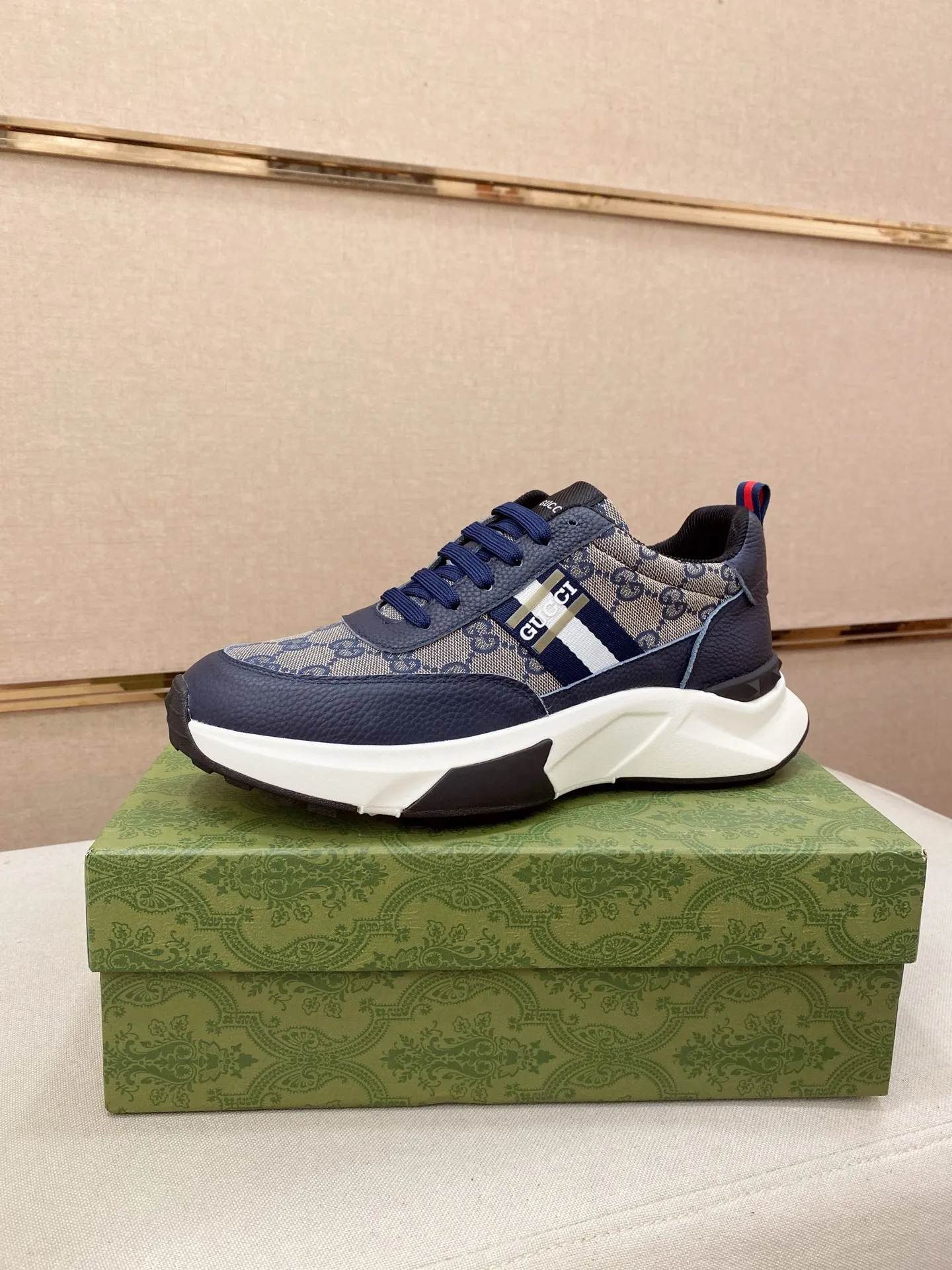 Men's men's shoes💰 462💰🇮🇹🇮🇹GUCCI🔍🔍new models are on sale at the same time at the counter. The uppers🇮🇹 are made of top-grain cowhide imported from Italy. Fully imported genuine leather lining 💪💪, completely 1⃣️ to 1⃣️ replica 🇮🇹💪💪, ⚠ sole: original sole provided by the original factory, exclusive movable molded sole super comfortable, ⚠ original factory follow-up, 🔍🔍 high quality, you can go in and out of the counter at will, welcome to compare⚠. Code number:38-44
